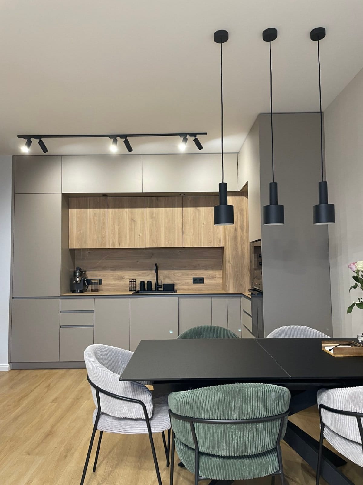 Проектиране и изработка на модерна кухня по поръчка | Сия Стил дизайн и цялостно обзавеждане, Бургас | Проект: Арена Изгрев